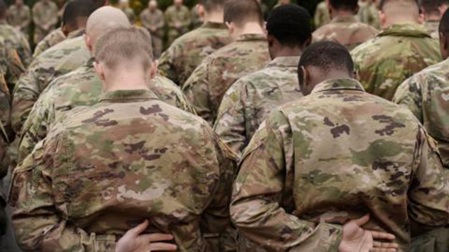 Soldiers pray
